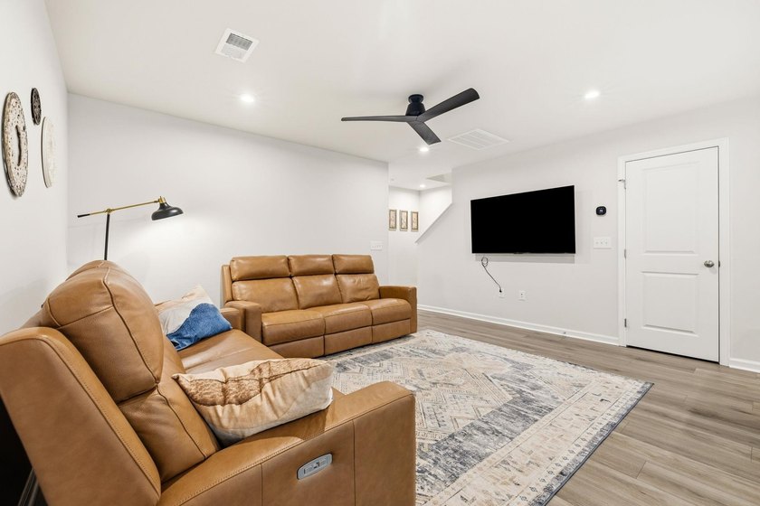Welcome to this beautifully maintained 3-bedroom, 2.5-bathroom - photo 6
