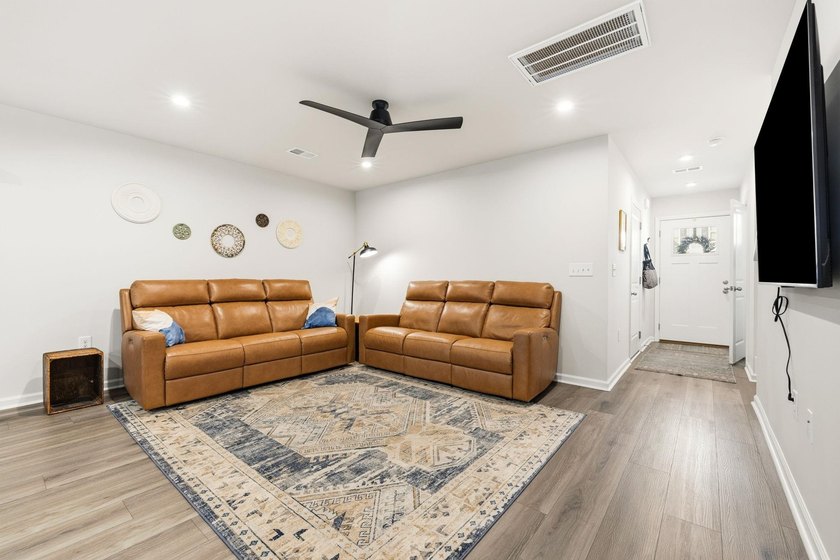 Welcome to this beautifully maintained 3-bedroom, 2.5-bathroom - photo 7