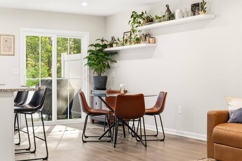 Welcome to this beautifully maintained 3-bedroom, 2.5-bathroom - photo 8