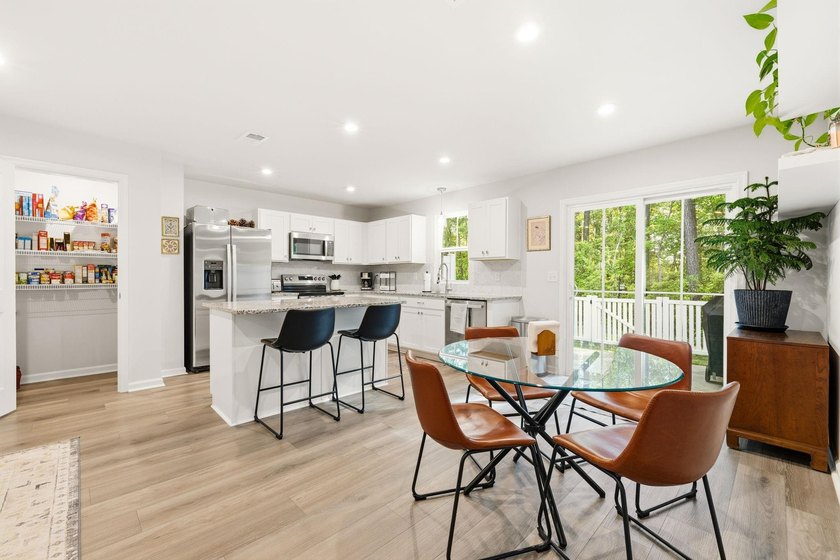 Welcome to this beautifully maintained 3-bedroom, 2.5-bathroom - photo 9