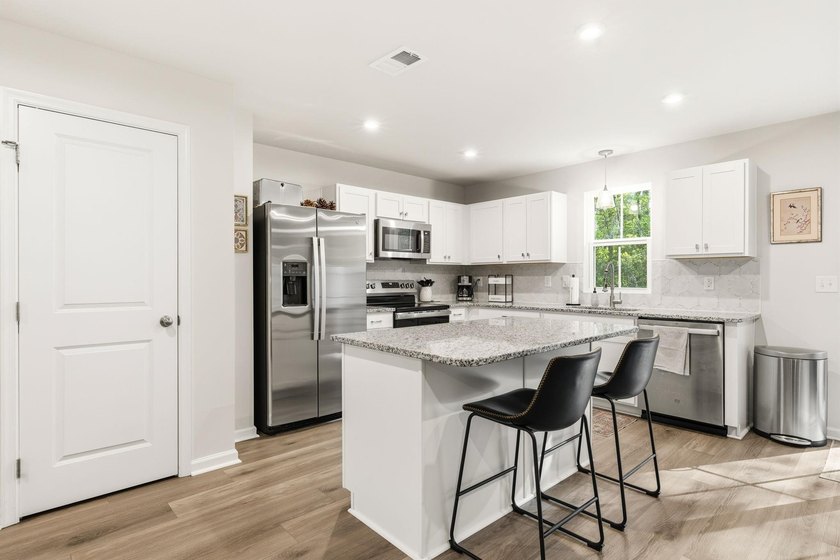 Welcome to this beautifully maintained 3-bedroom, 2.5-bathroom - photo 10