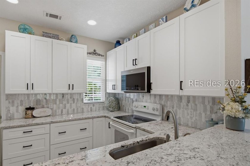 Welcome home to this charming &amp; beautifully updated retreat - photo 12