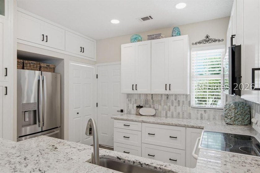 Welcome home to this charming &amp; beautifully updated retreat - photo 13