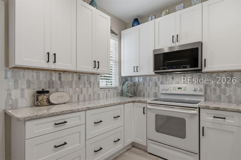 Welcome home to this charming &amp; beautifully updated retreat - photo 16