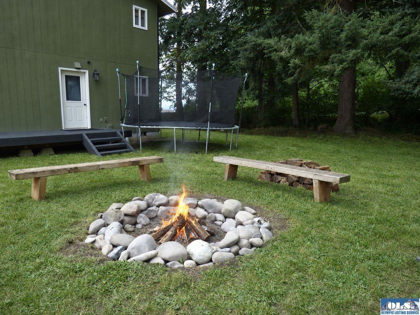 Tucked among mature trees and lovingly maintained, this inviting - photo 24