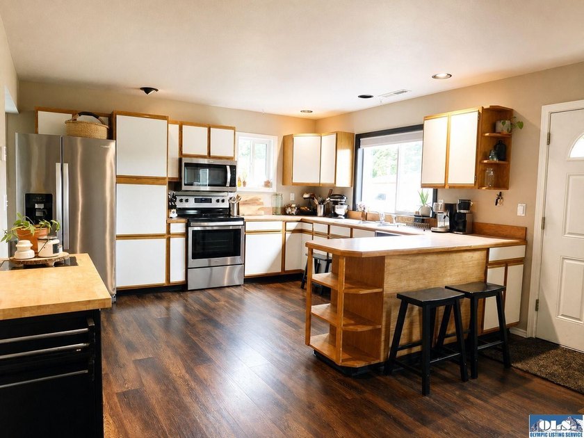 Tucked among mature trees and lovingly maintained, this inviting - photo 32