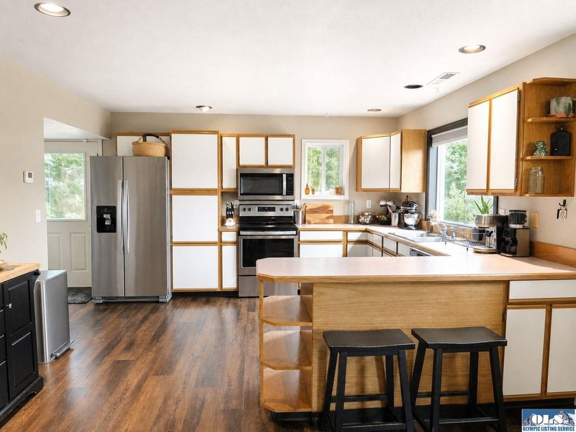 Tucked among mature trees and lovingly maintained, this inviting - photo 33