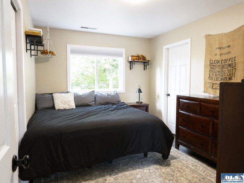 Tucked among mature trees and lovingly maintained, this inviting - photo 38