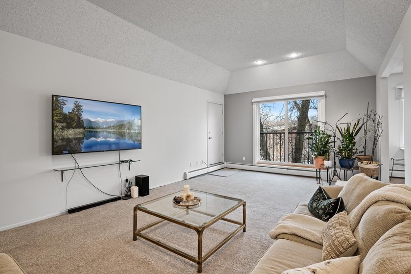 Affordable condo living! HOA fee pays almost EVERYTHING: water - photo 5