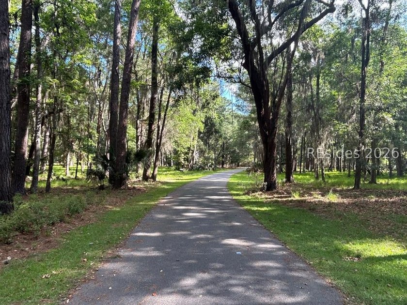 Highlighted by large Oaks and overlooking Lake Best in Melrose - photo 8