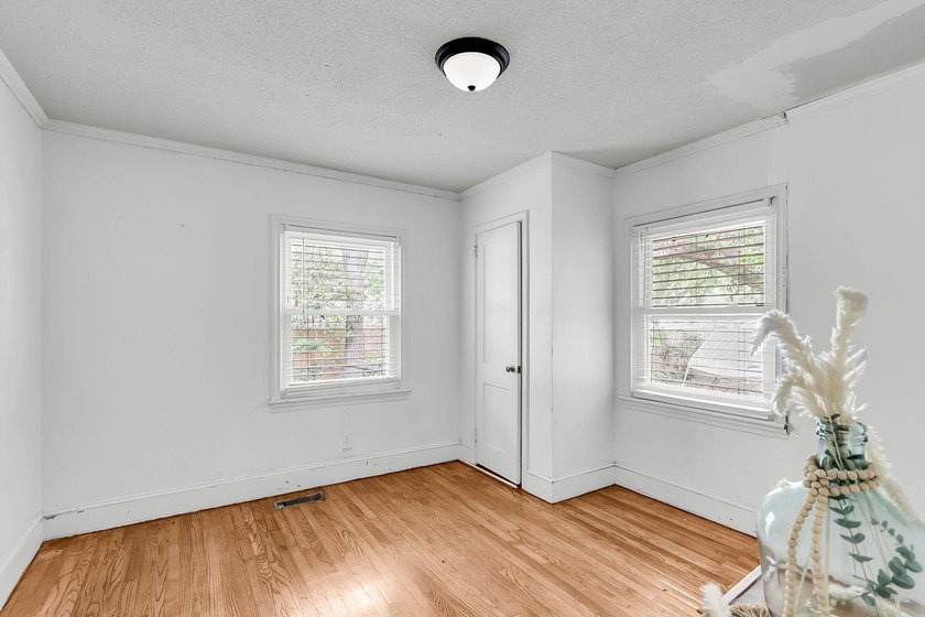 Unlock the potential of this 3-bedroom, 2-bathroom property - photo 7