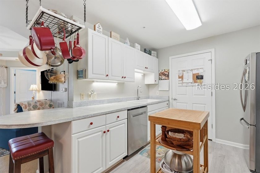 Top-floor 2 bed, 2 bath condo with stunning views overlooking - photo 8