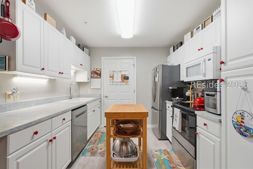 Top-floor 2 bed, 2 bath condo with stunning views overlooking - photo 9