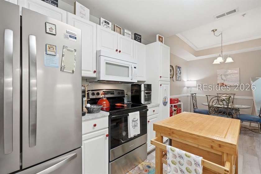 Top-floor 2 bed, 2 bath condo with stunning views overlooking - photo 10