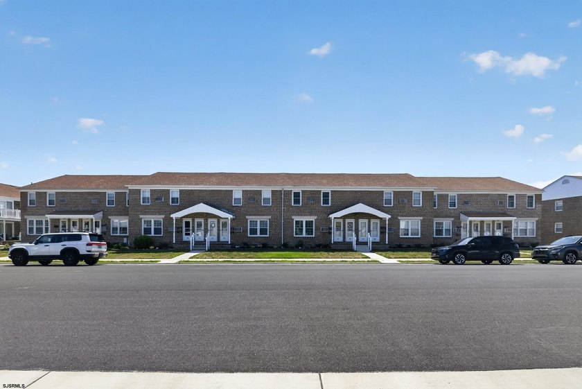 Don't miss out on this move-in ready 2 bedroom / 1 full bath - photo 4