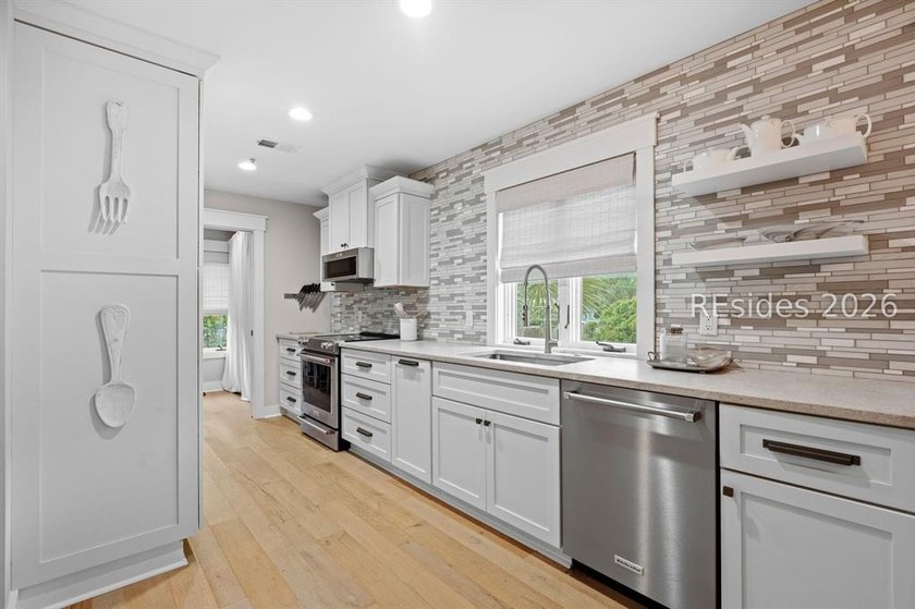 Rare opportunity to own a beautifully high-end renovated corner - photo 2
