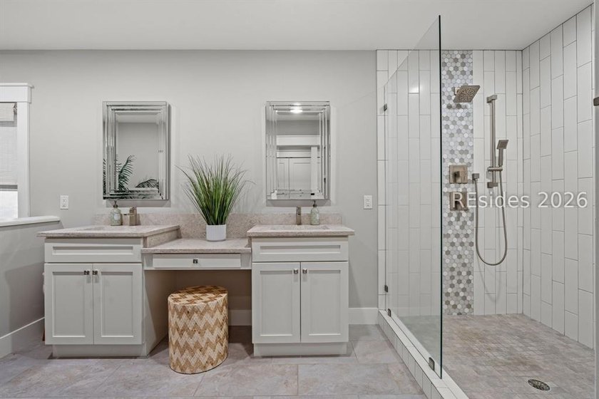 Rare opportunity to own a beautifully high-end renovated corner - photo 4