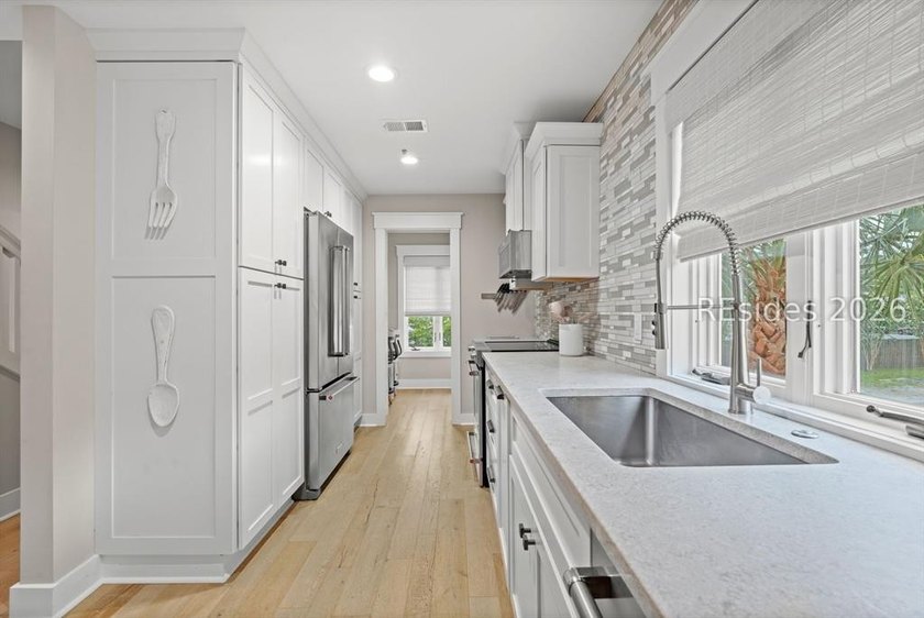 Rare opportunity to own a beautifully high-end renovated corner - photo 10