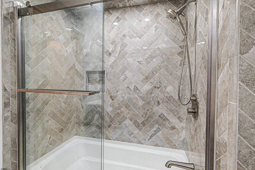 Prepare to be WOWED by this beautifully renovated one bedroom, 1 - photo 4