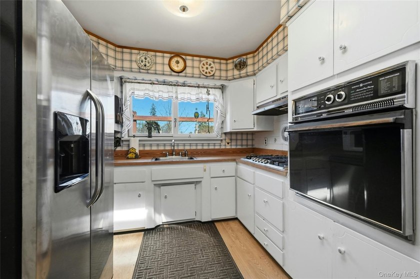 Welcome to 19 Duke Place! This is a beautifully maintained home - photo 15
