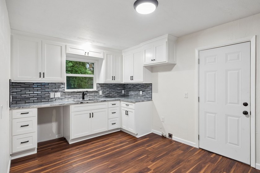 Investor opportunity! Don't miss your chance to own two homes - photo 6