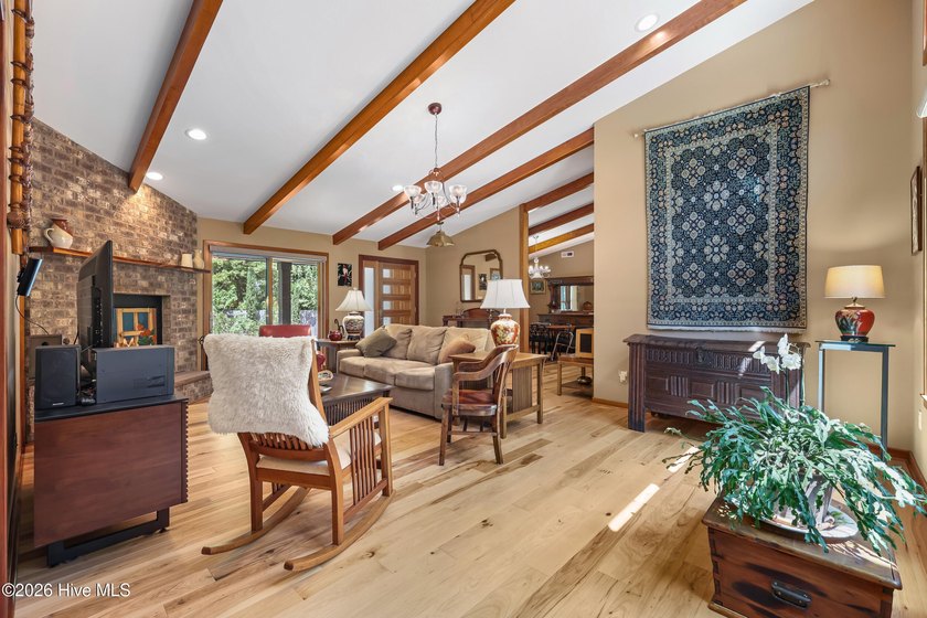 A rare custom-built home offering exceptional craftsmanship - photo 11