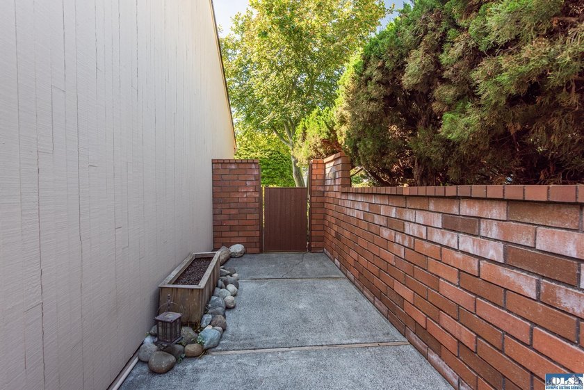 Welcome to this beautifully updated condo on desirable Hilltop - photo 31