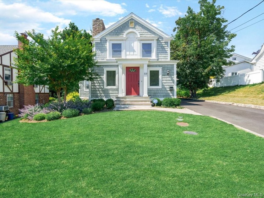 GREAT NECK VILLAGE PRIME LOCATION! Renovated And Move-In Ready - photo 2