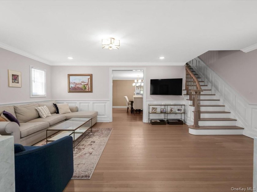 GREAT NECK VILLAGE PRIME LOCATION! Renovated And Move-In Ready - photo 4