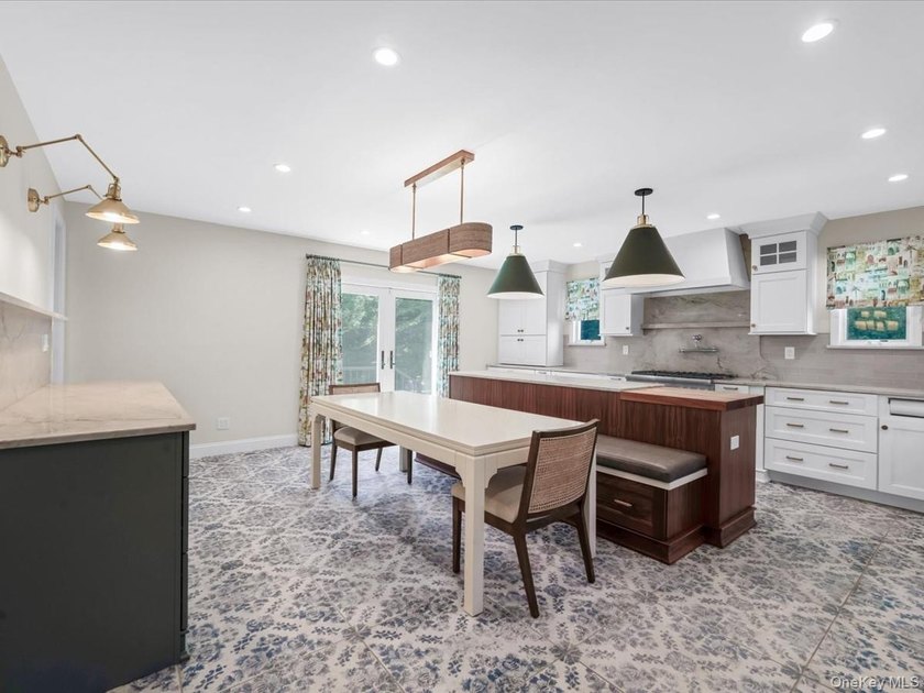 GREAT NECK VILLAGE PRIME LOCATION! Renovated And Move-In Ready - photo 9