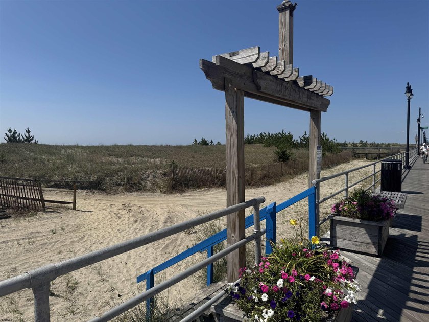 Location Location Location!!! Ocean front second floor corner - photo 8