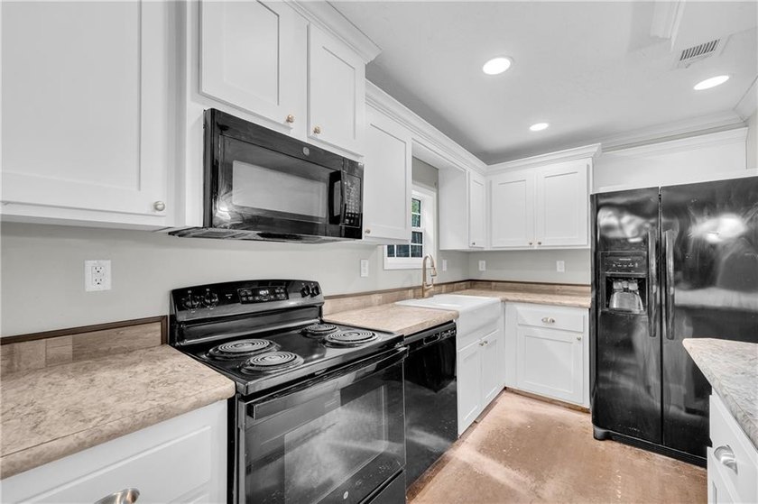 Discover the perfect blend of space, comfort, and country living - photo 12