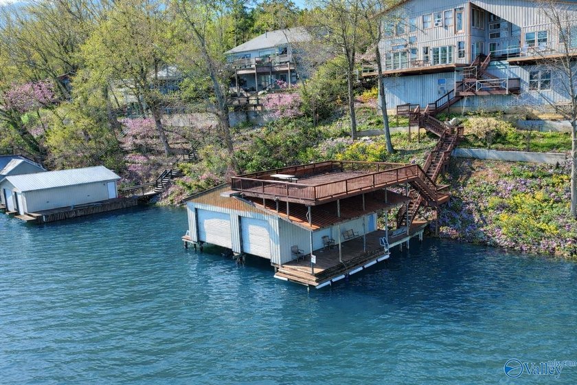 Located on the main channel of Lake Guntersville, this stunning - photo 2