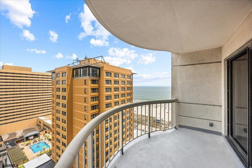 Welcome to luxury living at its finest in this stunning 25-floor - photo 3