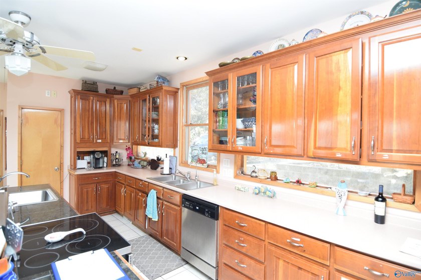 Located on the main channel of Lake Guntersville, this stunning - photo 6