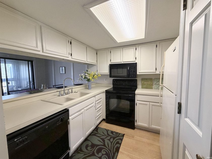 Discover the potential in this 2-level, 2 bedroom, 2 bath - photo 4