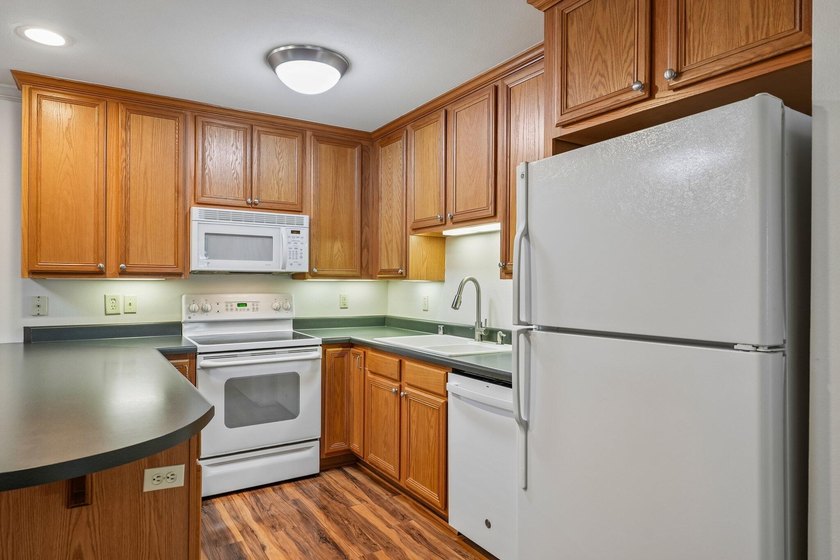 Welcome to Courtyard Square located in the highly desirable - photo 12