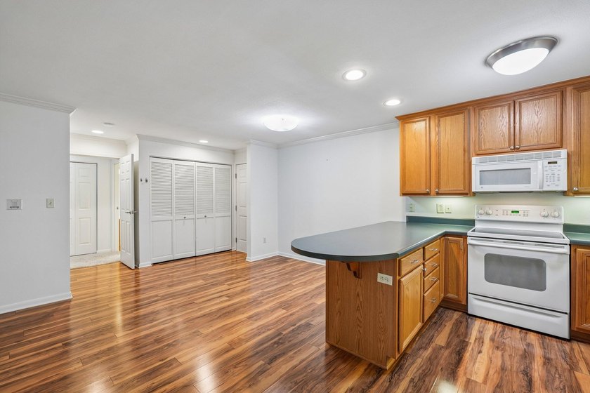 Welcome to Courtyard Square located in the highly desirable - photo 13