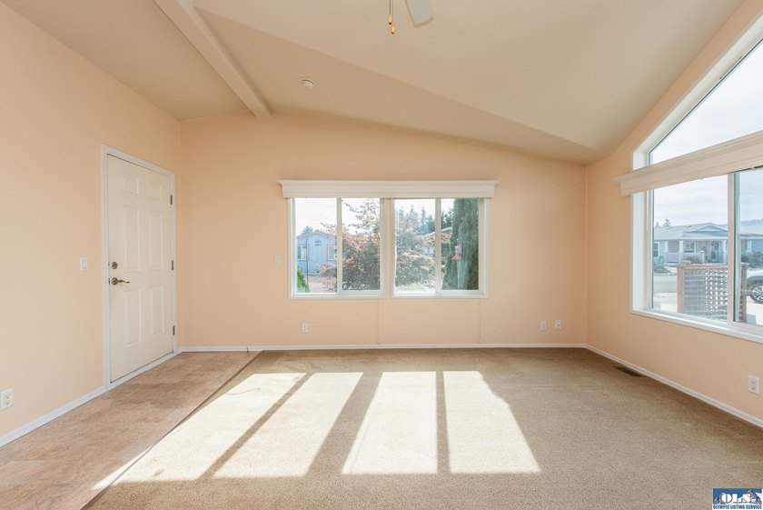 Move-in ready and the Perfect Home Location close to shopping - photo 30