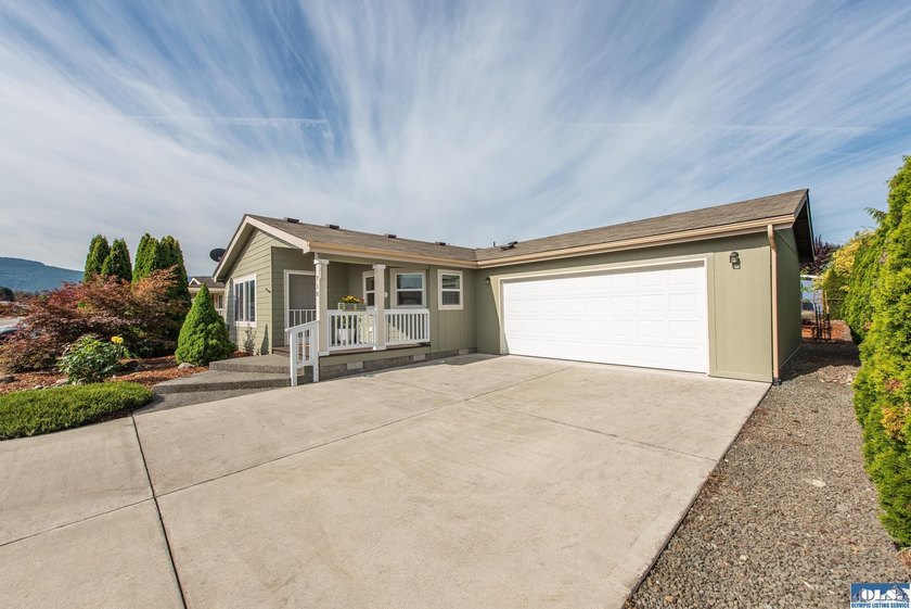 Move-in ready and the Perfect Home Location close to shopping - photo 32
