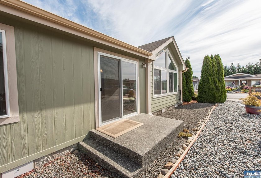 Move-in ready and the Perfect Home Location close to shopping - photo 39