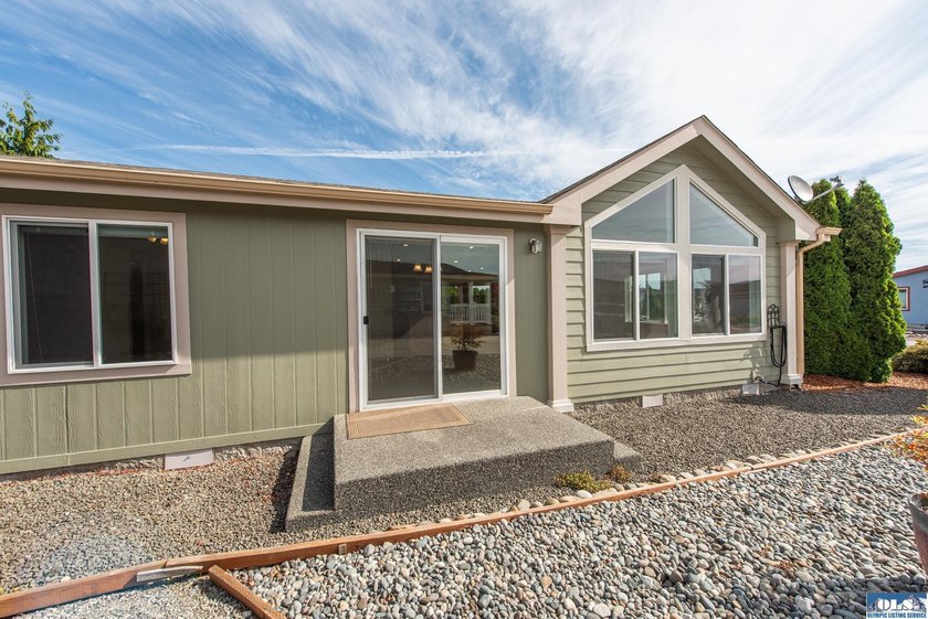 Move-in ready and the Perfect Home Location close to shopping - photo 40