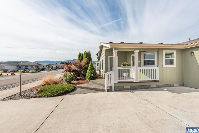Move-in ready and the Perfect Home Location close to shopping - photo 41