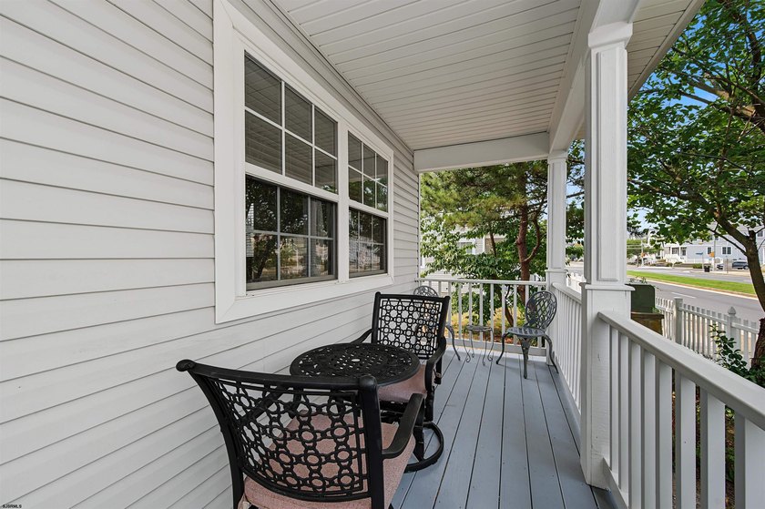 Single Family detached home with attached garage, only 27 Years - photo 3