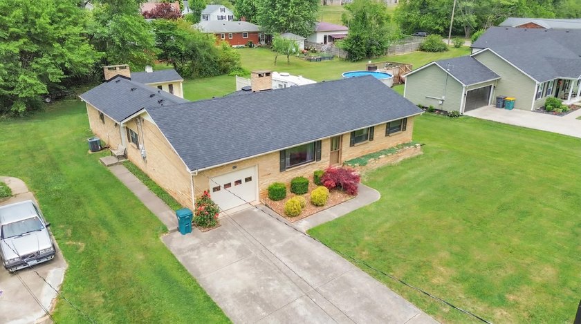 What an absolutely adorable, move-in ready home! From the moment - photo 4