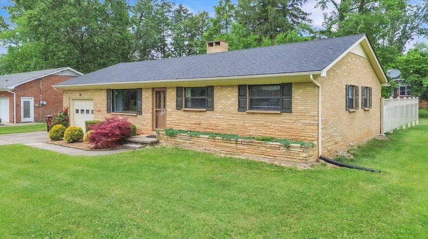 What an absolutely adorable, move-in ready home! From the moment - photo 5