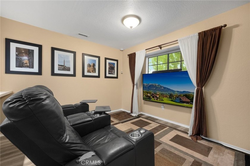 917 Sq Ft, 1 Bedroom + Loft/Flex space is fully remodeled - photo 12