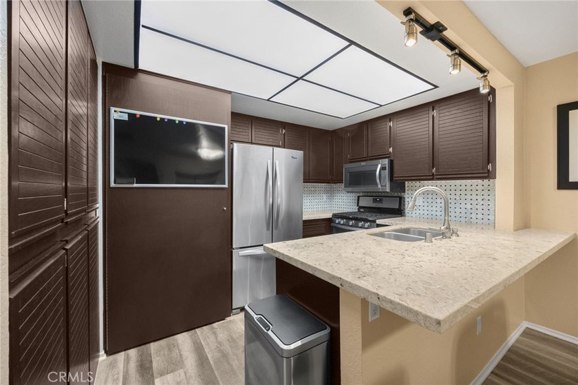 917 Sq Ft, 1 Bedroom + Loft/Flex space is fully remodeled - photo 15