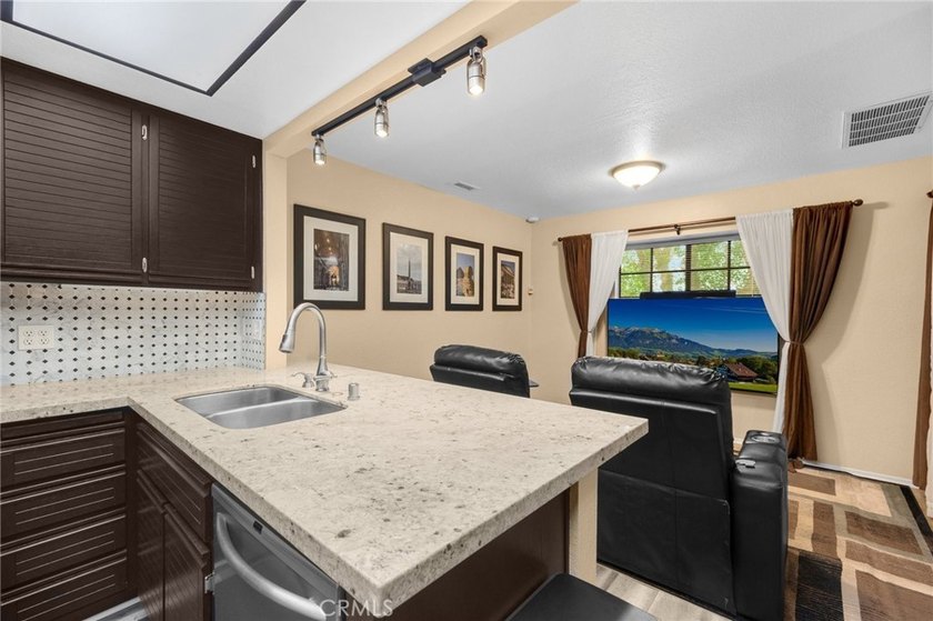 917 Sq Ft, 1 Bedroom + Loft/Flex space is fully remodeled - photo 16