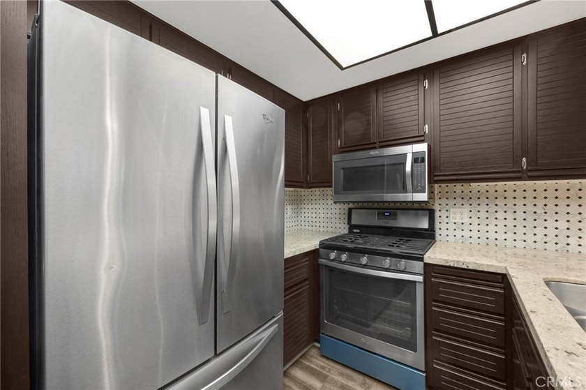 917 Sq Ft, 1 Bedroom + Loft/Flex space is fully remodeled - photo 17